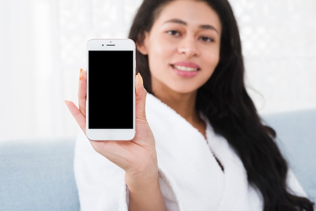 Donna che utilizza un cellulare in una stazione termale