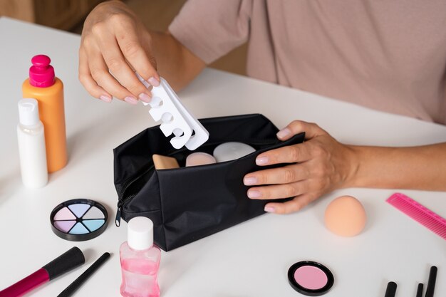 Donna che utilizza vanity case ad alto angolo