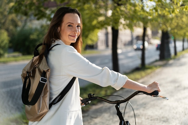 Donna che va a lavorare in bicicletta