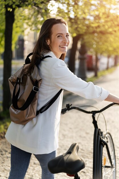 Donna che va a lavorare in bicicletta