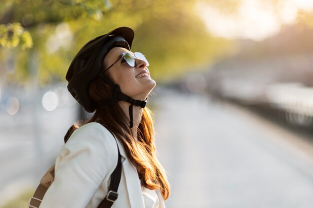 Donna che va a lavorare in bicicletta