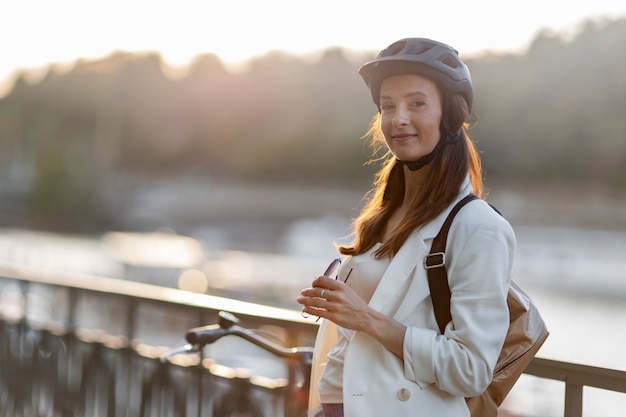 Donna che va a lavorare in bicicletta