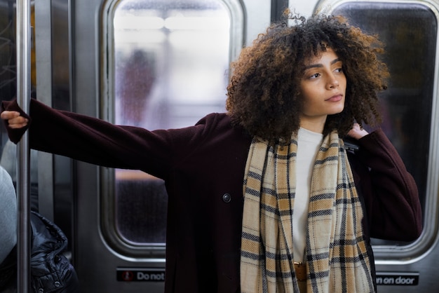 Donna che viaggia con la metropolitana in città