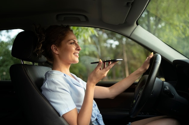 Donna che viaggia con la sua auto