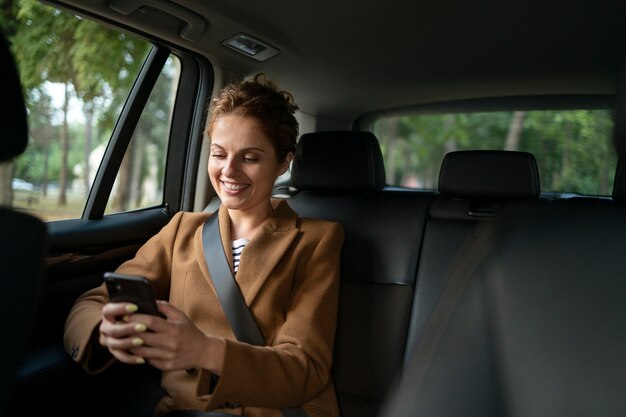 Donna che viaggia con la sua auto