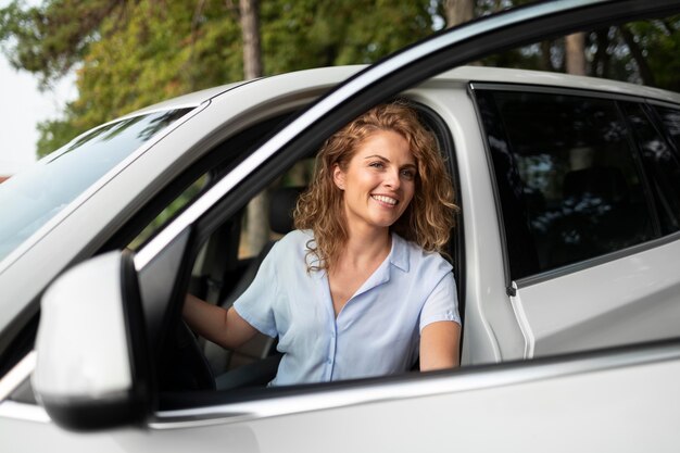 Donna che viaggia con la sua auto