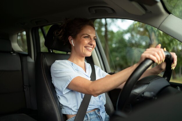 Donna che viaggia con la sua auto