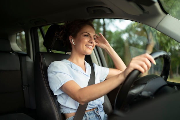 Donna che viaggia con la sua auto