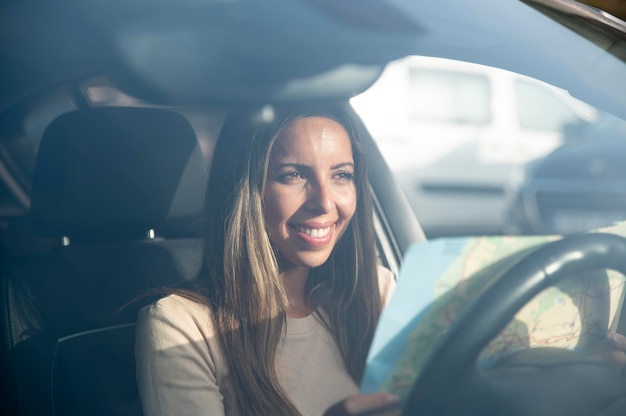 Donna che viaggia con la sua auto