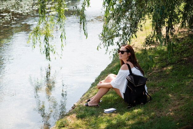 Donna che viaggia con un vestito bianco carino