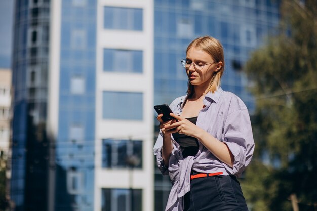 Donna che viaggia e utilizza il telefono