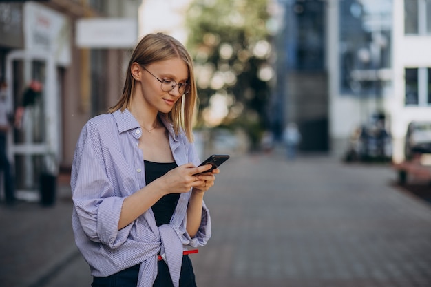 Donna che viaggia e utilizza il telefono