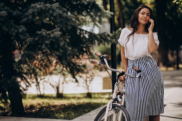 Donna che viaggia in bicicletta in città