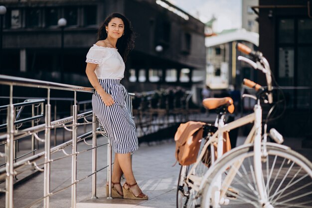 Donna che viaggia in bicicletta in città