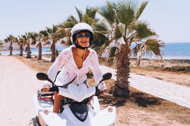 Donna che viaggia in quad dall&#39;oceano