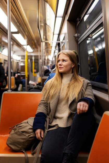 Donna che viaggia nella metropolitana della città