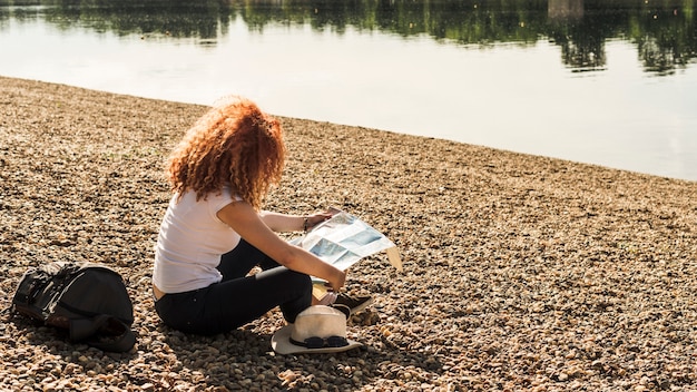 Donna che viaggia per il mondo