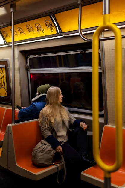Donna che viaggia sulla metropolitana della città