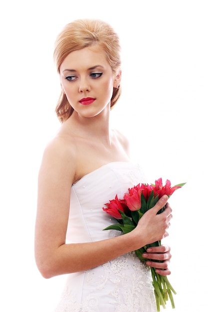 Donna con abito da sposa e bouquet