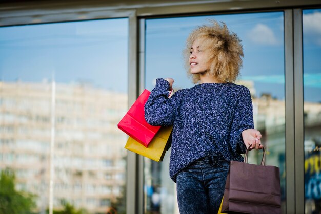 Donna con acquisti al negozio