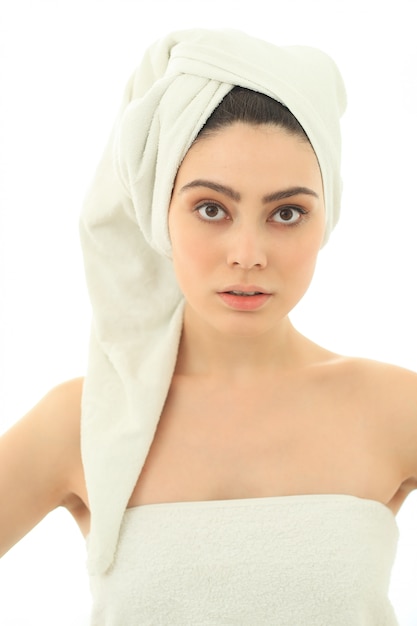 Donna con asciugamano sulla testa e sul corpo dopo la doccia