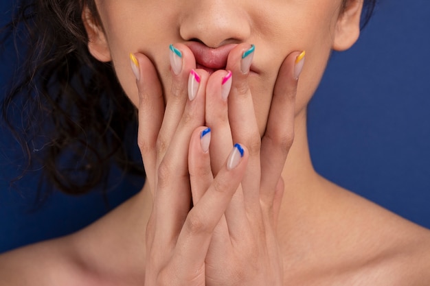 Donna con bella manicure da vicino