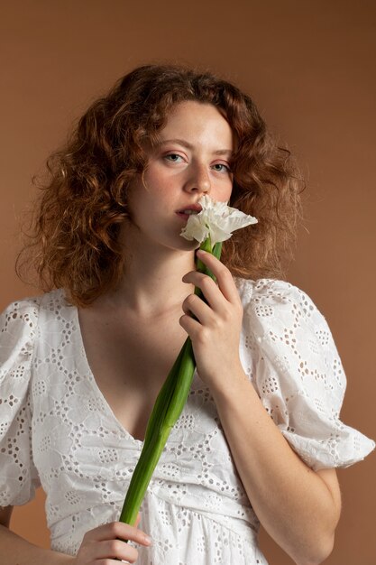 Donna con bellissimi fiori di gladiolo