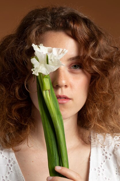 Donna con bellissimi fiori di gladiolo