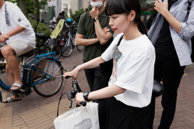 Donna con bicicletta elettrica in città