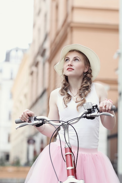 Donna con bicicletta