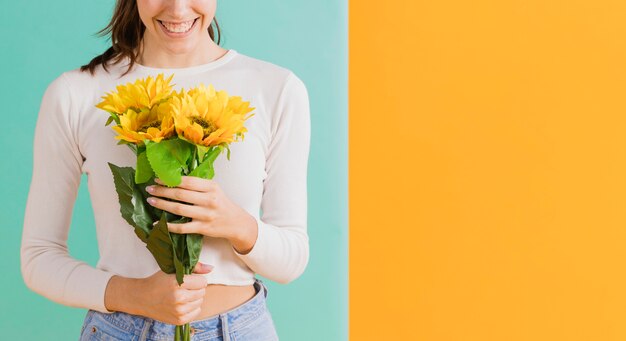 Donna con bouquet di girasole