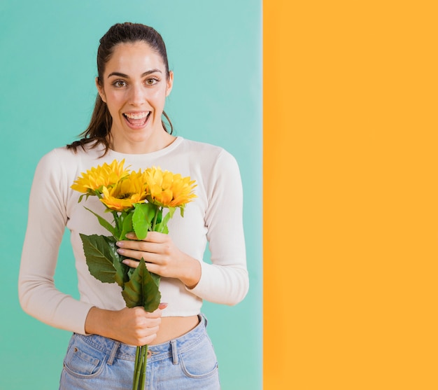 Donna con bouquet di girasole