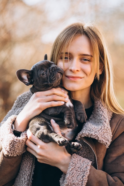 Donna con bulldog francese