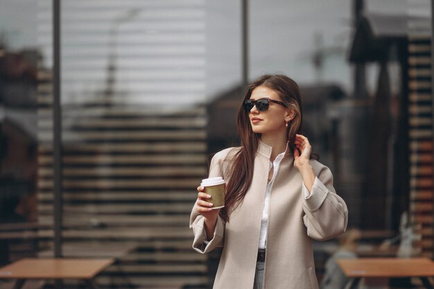 Donna con caffè