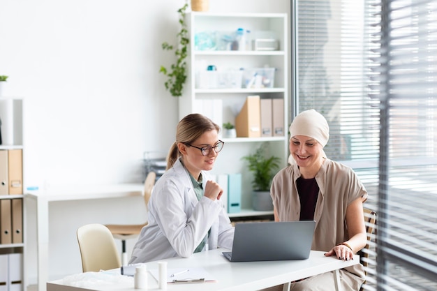 Donna con cancro della pelle che parla con il dottore