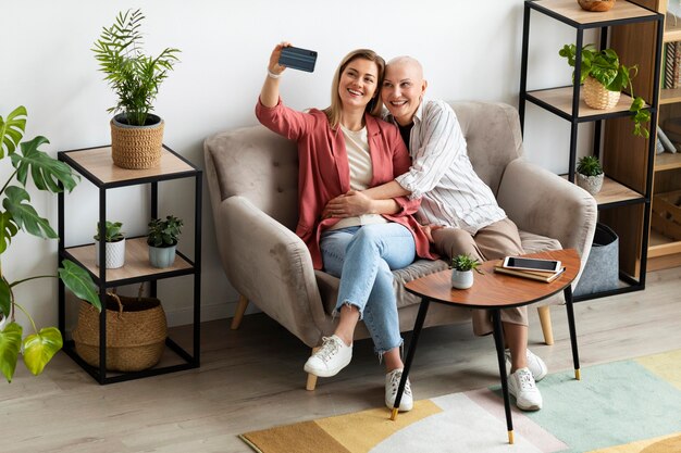 Donna con cancro della pelle che passa del tempo con la sua amica