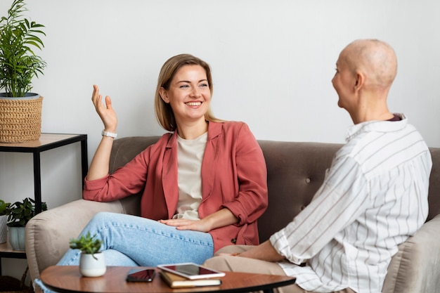 Donna con cancro della pelle che passa del tempo con la sua amica