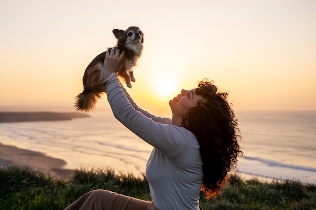 Donna con cane chihuahua