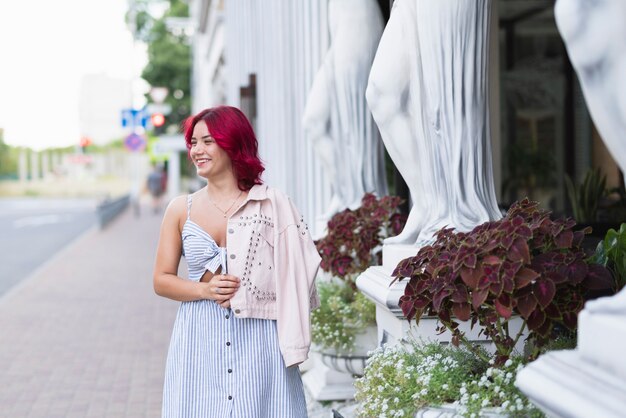 Donna con capelli e fiori rossi