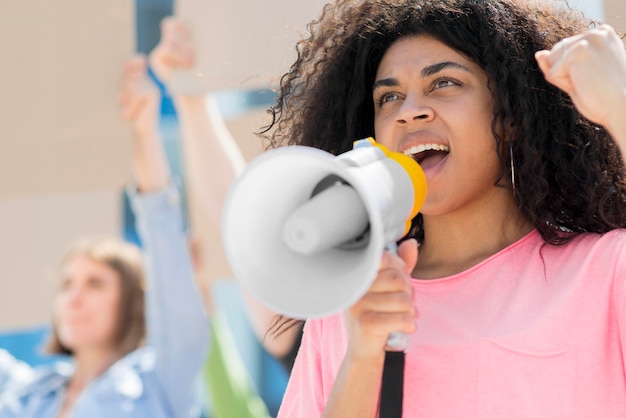 Donna con capelli ricci che protestano vista bassa