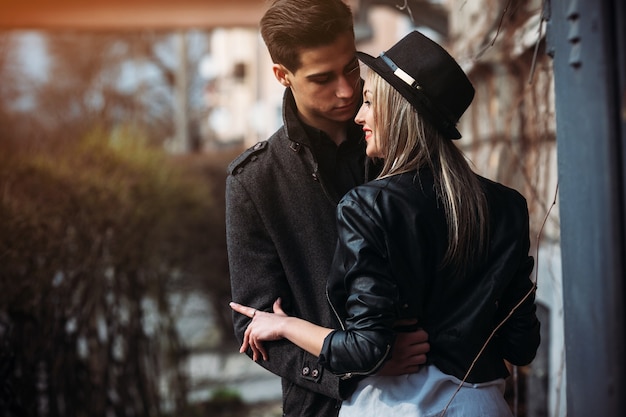 Donna con cappello con il suo fidanzato accanto