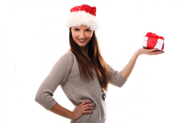 Donna con cappello santa e confezione regalo di Natale