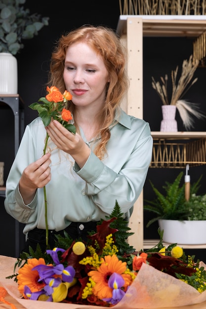 Donna con colpo medio che tiene i fiori