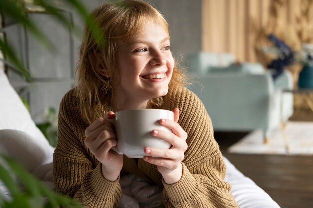 Donna con colpo medio che tiene tazza