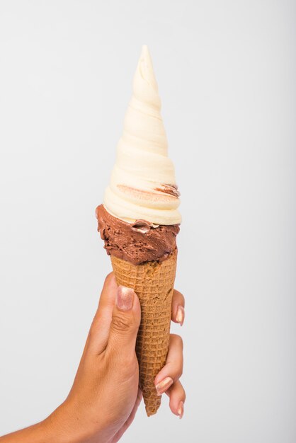 Donna con cono di cialda fresca di gelato al cioccolato