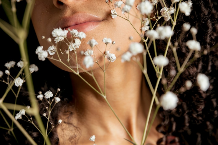 Foto gratuito donna con dei fiori bianchi in faccia