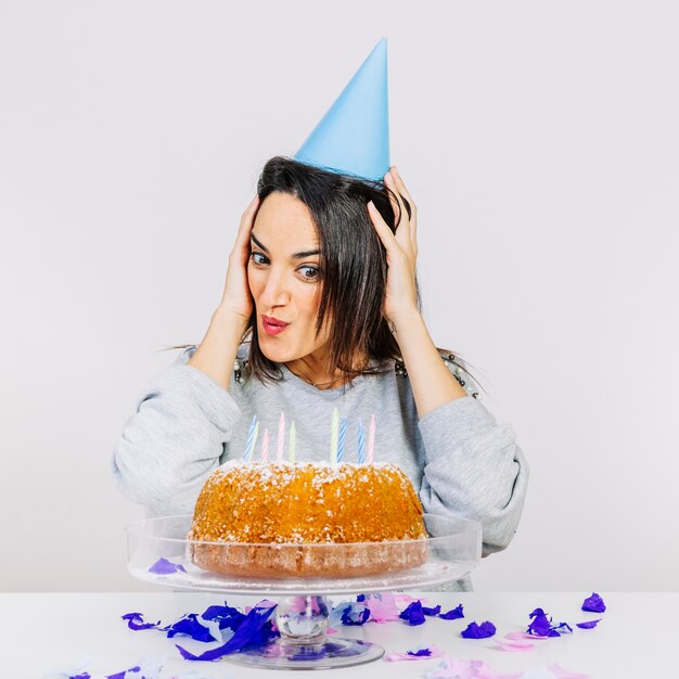 Donna con deliziosa torta di compleanno