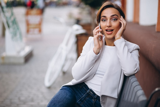 Donna con emozioni parlando al telefono