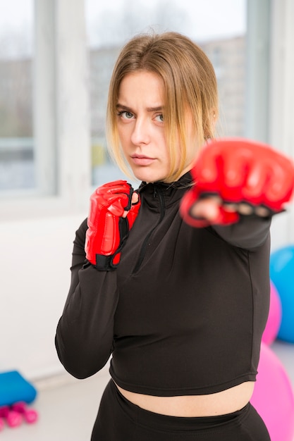 Donna con esercizio di guantoni da boxe