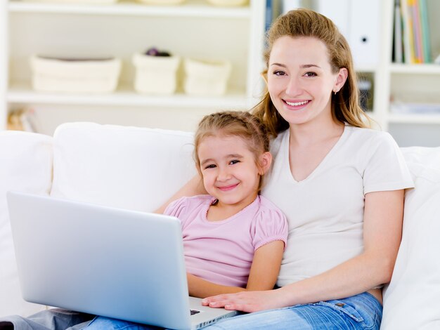 Donna con figlia con laptop